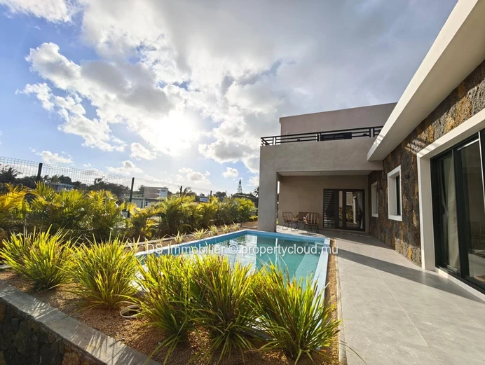 À Louer – Villa 3 Chambres avec Piscine Privée et Jardin