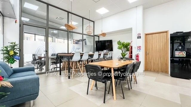 High exposure commercial building in the heart of Quatre Bornes – Exceptional visibility 