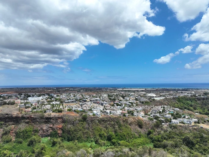 À Vendre – Terrain Commercial à Montebello