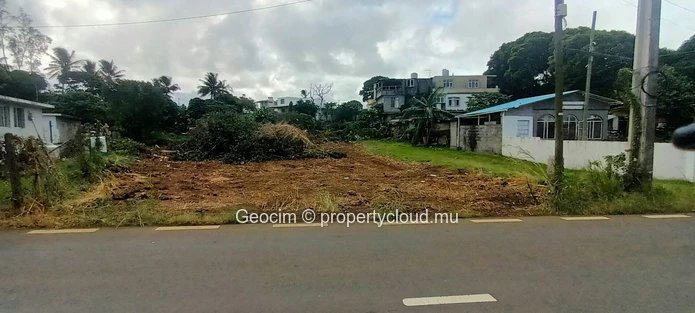 Malakoof Trois Boutiques A 5mns de la plage de Le Bouchon Terrain résidentiel de 242 toises. Largeur 17 m. (Mandat exclusif)
