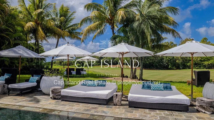 Villa d’exception sur le golf, jardin tropical et vue mer