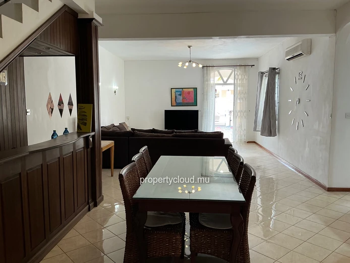 FOR RENT, charming duplex villa in a secure complex, 2 minutes from the public beach, Pereybere