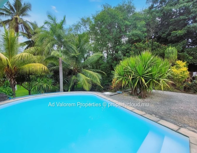 Propriété avec jardin d’exception sur 1 arpent – Bras d’Eau