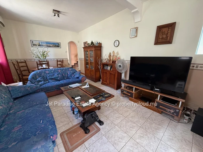 Stunning 3-Bedroom House for Sale in Flic en Flac - with Garden and Garage 