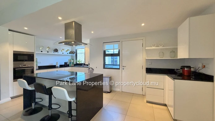 Appartement de 3 Chambres en Location – À 2 Pas de la Plage de La Preneuse