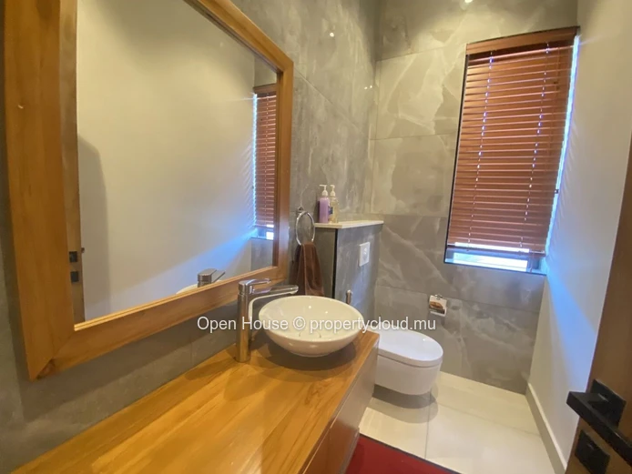 For rent - New fully furnished villa - 4 en-suite bedrooms - swimming pool - garage - near the sea - Trou aux Biches