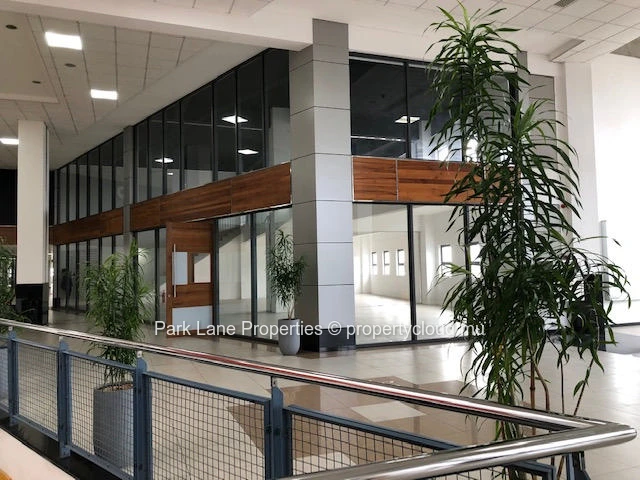 Bureau moderne avec mezzanine à Phoenix – Emplacement central avec accès rapide à l’autoroute