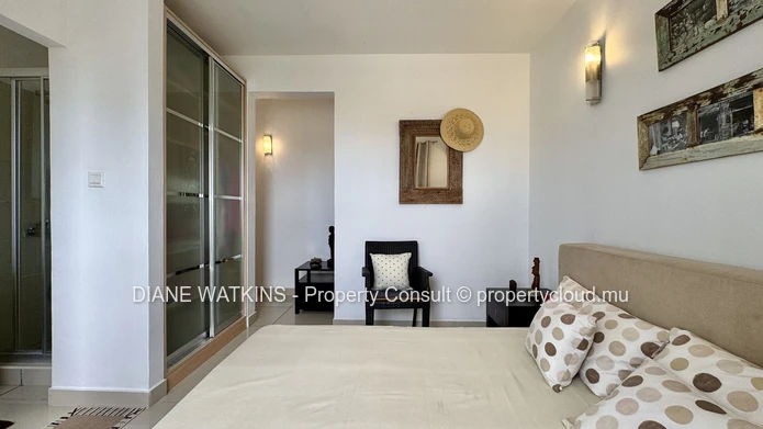 4-bedroom penthouse for sale in La Preneuse, walking distance to the beach with panoramic terrace and mountain views