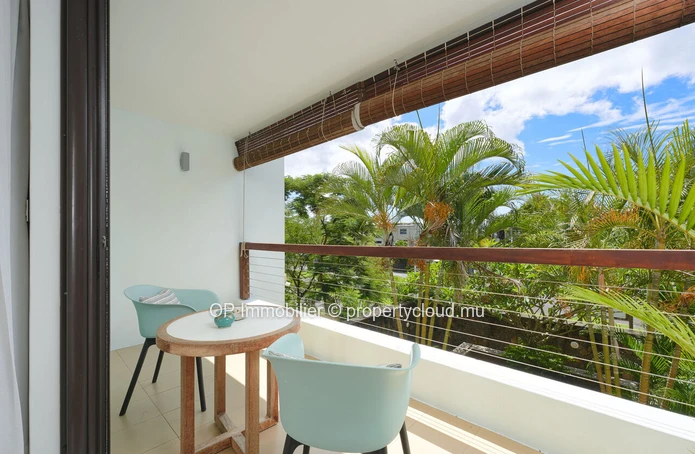 Appart R+2 à vendre à Mon Choisy, 64m², piscine commune, vue mer, meublé, cuisine équipée, proche commodités. 269 000€.
