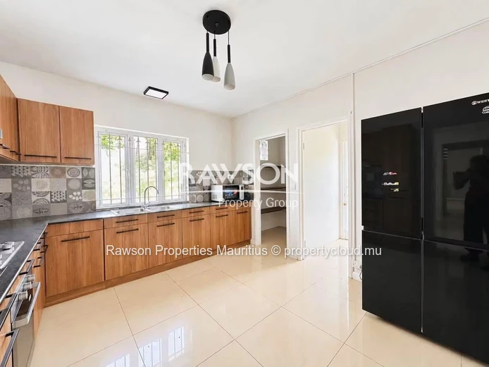 À Louer : Spacieuse Villa Familiale À Calodyne | 4 Chambres | Entretien De La Piscine Et Du Jardin Inclus