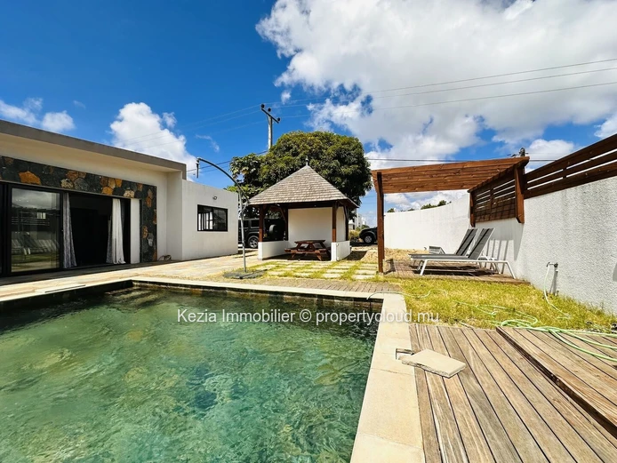 Bungalow With Pool And Garden