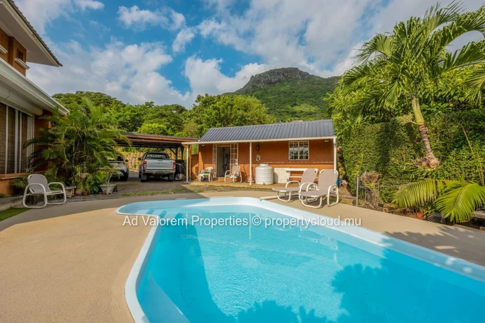 Maison de 385 m² avec grand jardin à vendre à Rivière Noire