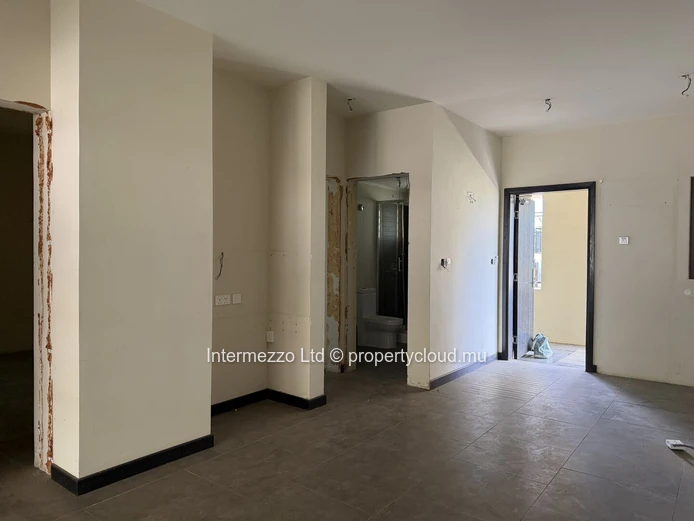 Grand Baie RES Apartment To Renovate | Rs 9M | Great Value