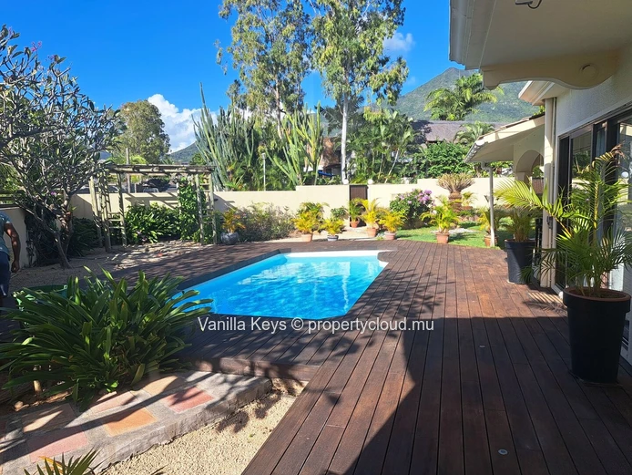 Exceptional 4-bedroom villa with pool, on long term rental in Petite Rivière Noire