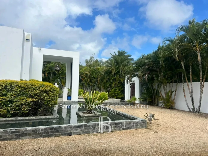 BAIN BŒUF – Villa Exclusive au Cœur d’un Jardin Tropical Luxuriant – 2 Chambres