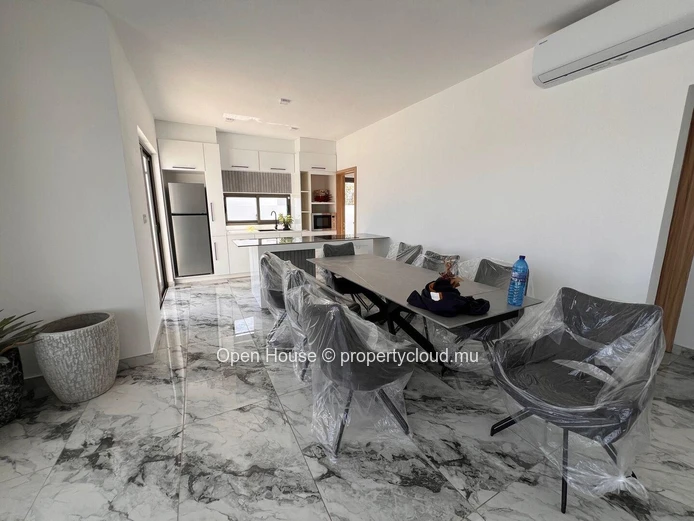 Furnished villa for sale in Grand Baie, 128m², land 400m², 3 bedrooms, private pool, parking, garden.