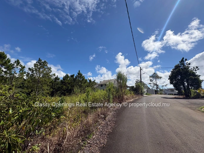 529 m² Hermitage Plot — Paved Road, Near Schools & Shops