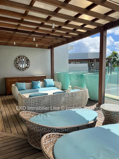 Beachfront Penthouse in Pointe aux Piments - 2BR, Pool & Sea View