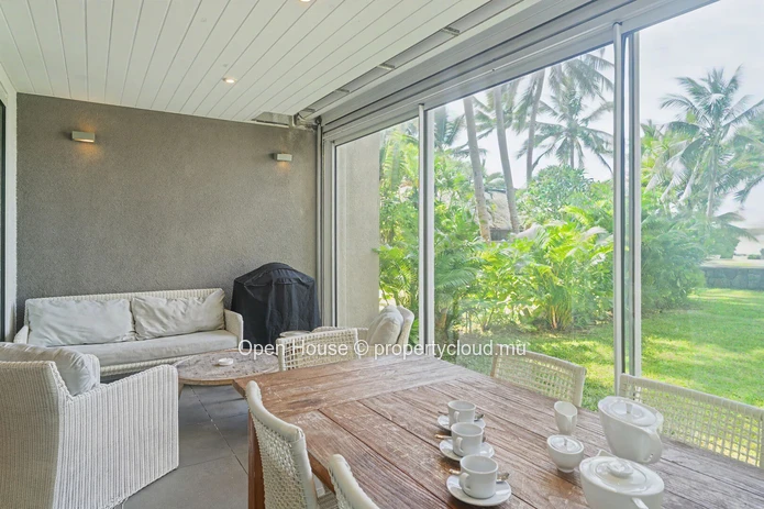 Appartement pieds dans l'eau à vendre à Grand Baie 152m² - Marché local exclusivement.