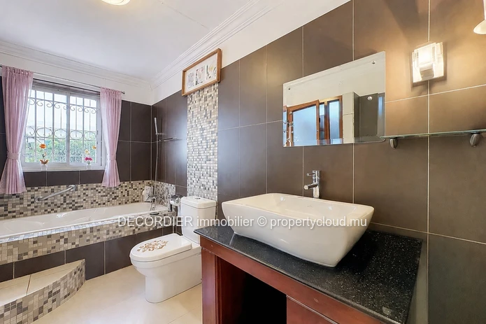 Grande maison individuelle avec piscine et jardin arborée