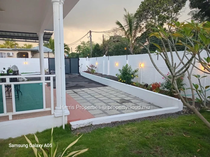 Villa entièrement rénovée à louer à Roches Noires
