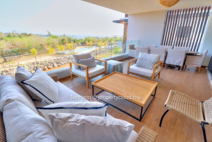 3-bed apartment with sea view in a secured residence with shared pool 