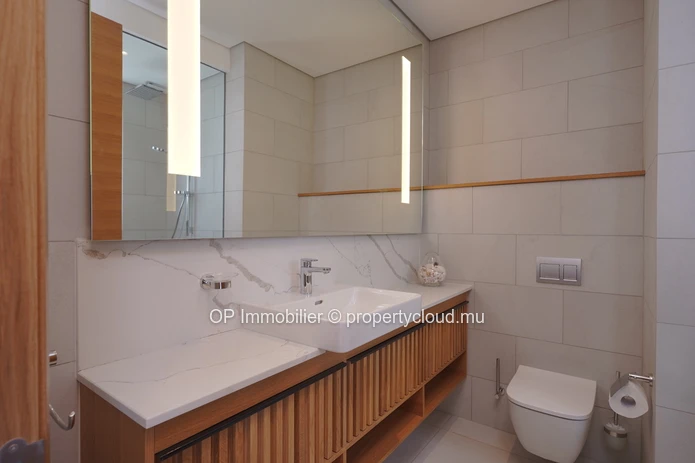 Appartement SCS à vendre, situé à Grand Baie, 225m², 3 chambres, piscine commune, meublé, climatisé, parking. Proche ...