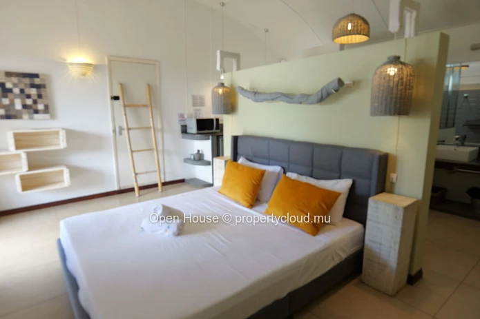 50 m² furnished apartment for rent in Black River with shared pool (Sole Mandate)