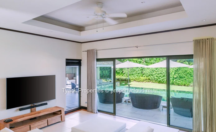 Exquisite 6-Bedroom Villa with Golf & Resort Privileges