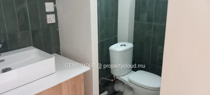 Appartement 3 chambres entièrement rénové avec balcon à louer à Floreal - À 7 minutes à pied de la station de métro  
