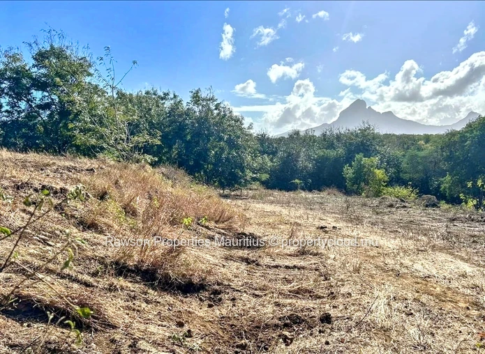 Terrain de 2 100 m² à Vendre à Tamarin