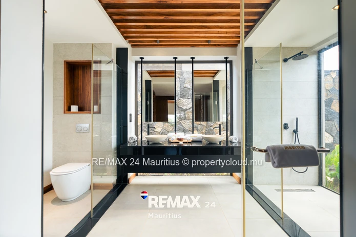 Superb contemporary 3-bedroom villa with private pool, landscaped garden and high ceilings.