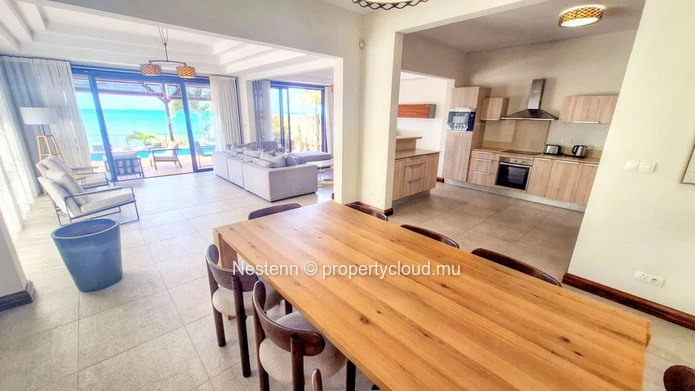 Elegant 4 bedroom seafront villa
