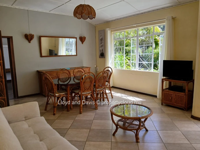 Charming Villa with Independent Cottage Near the Sea