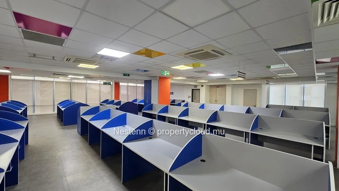 Bureau spacieux de 607,68 m² à Ébène.
