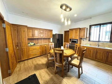 5 Bedroom House