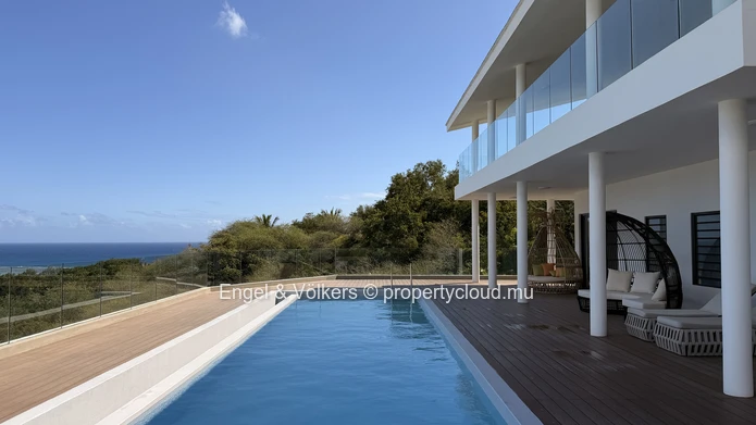 An Exceptional Villa Above the Ocean