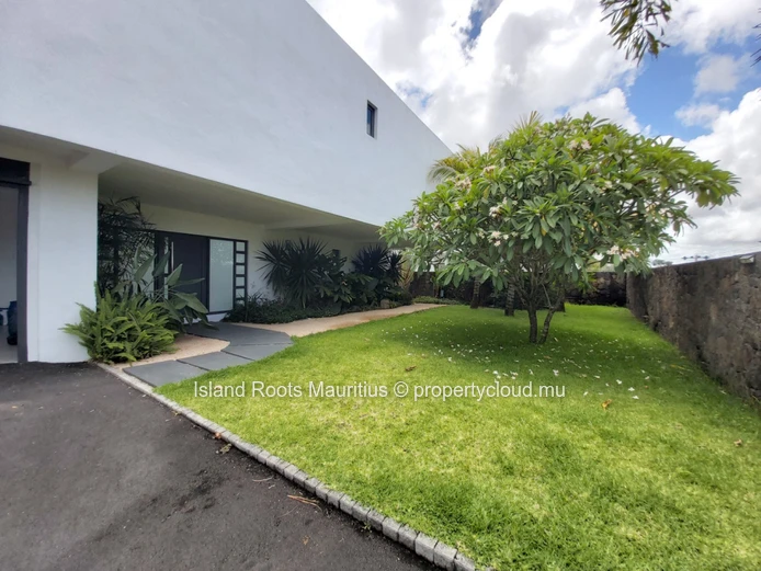 Luxury villa  located in a gated residence for sale !