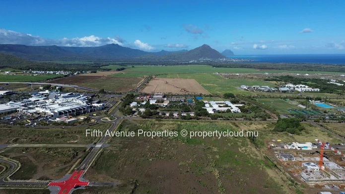 CASCAVELLE - Commercial  plot 2336m2