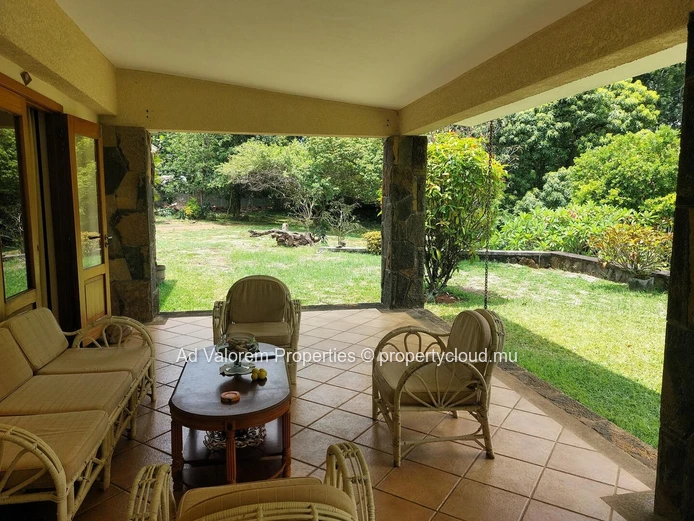 Propriété avec jardin d’exception sur 1 arpent – Bras d’Eau