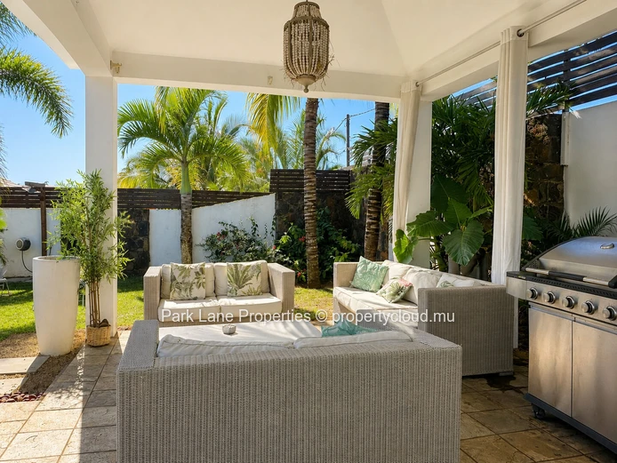 Charming Single-Storey 4-Bedroom Villa with Pool and Garden