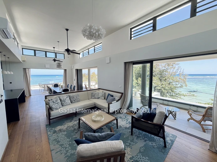 Luxury Beachfront Penthouse in Pereybere – Panoramic Ocean Views of Coin de Mire