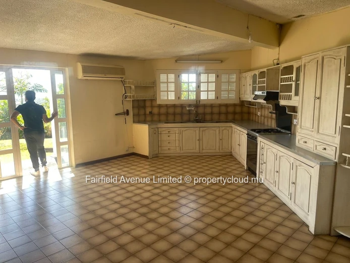 Spacious 4-bedroom furnished family house in the heart of Floreal