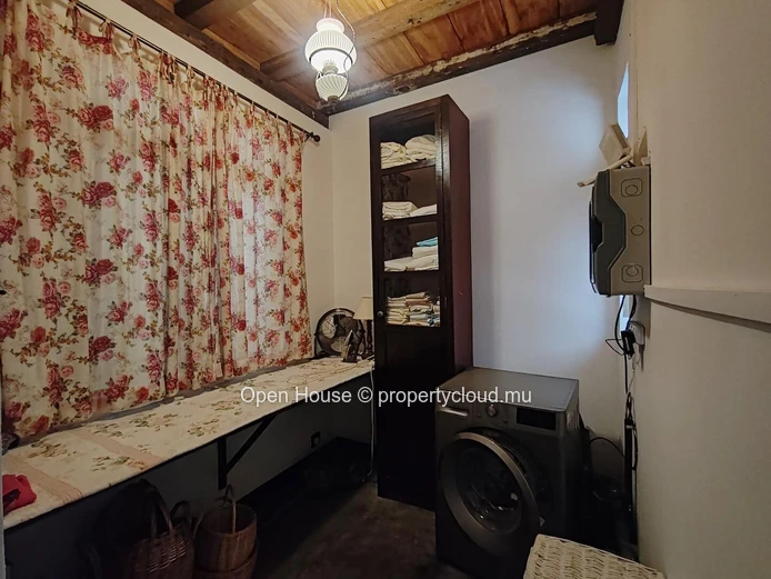 MAURITIAN VILLA for sale in Tamarin, Black River. 390m², 4 bedrooms, private pool, equipped kitchen, garden. 