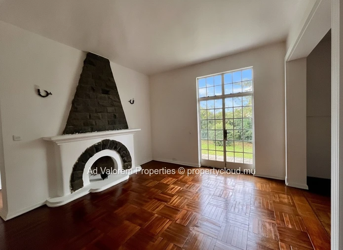 À Vendre : Grande Maison Familiale de Charme – Plein Cœur de Moka | 288 m² habitables • Terrain clos de 2 830,34 m2