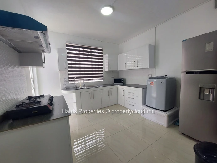 Spacieux et magnifiquement conçu, cet appartement de premier étage est à louer à Trou aux Biches
