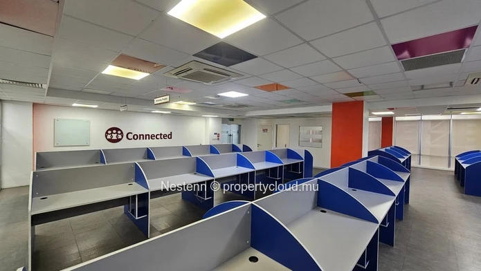 Bureau spacieux de 607,68 m² à Ébène.