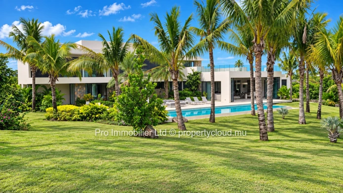 Magnifique et exclusive villa neuve à vendre dans le réputé Anahita Golf Resort, Beau Champ.