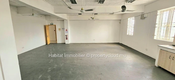 To rent : Unfurnished spacious office of 1161 m² in Port Louis