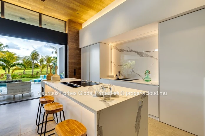 Villa ultra-moderne et autonome au cœur d'un domaine golfique avec piscine & jacuzzi